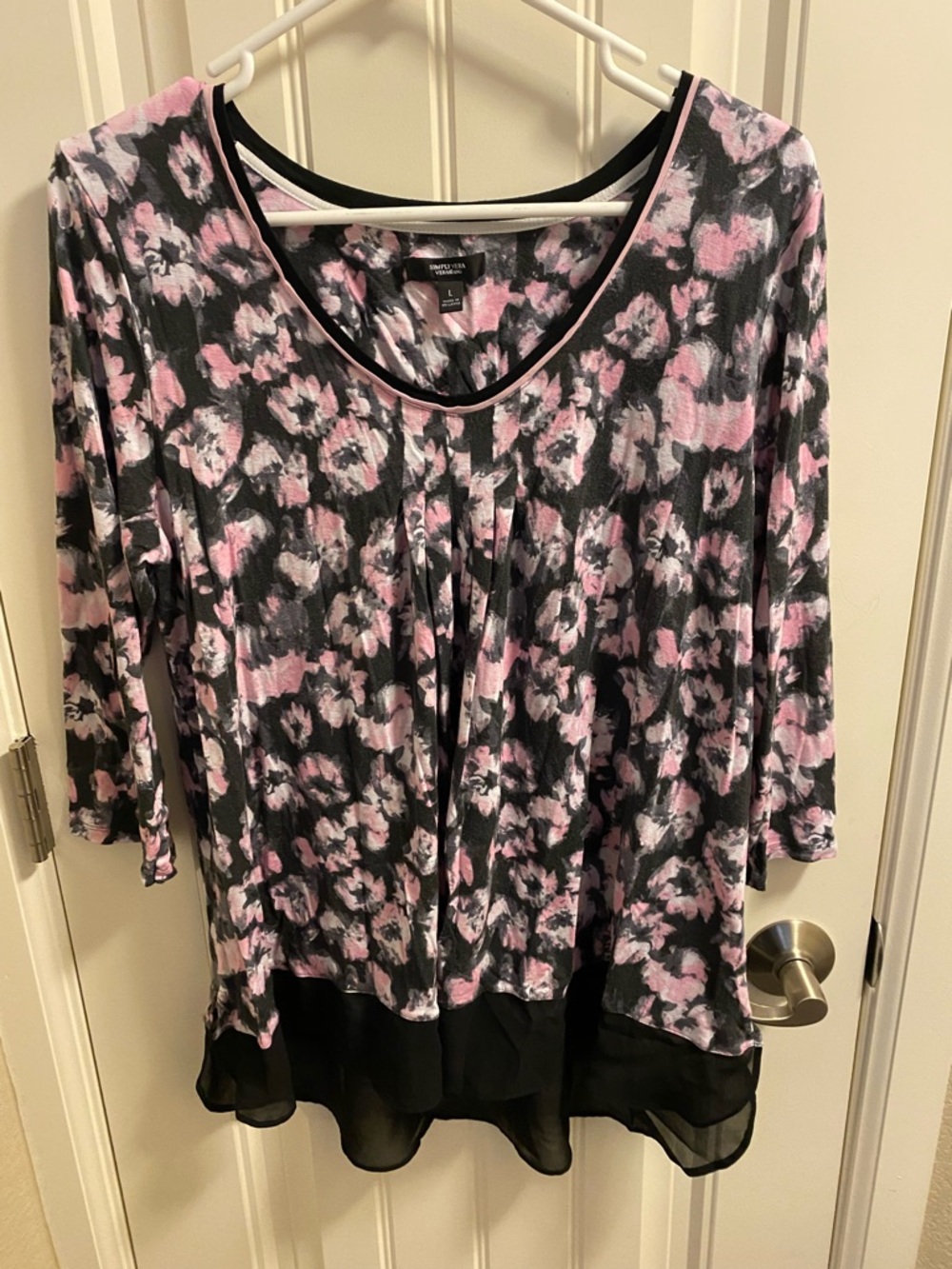 Simply Vera Wang Top L Pink Gray Black Shirt Floral Blouse Large Lg